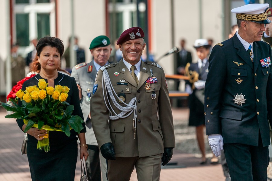 Ceremonia zmiany dowódcy natowskiego ośrodka szkoleniowego w Bydgoszczy, fot. Filip Kowalkowski dla UMWKP