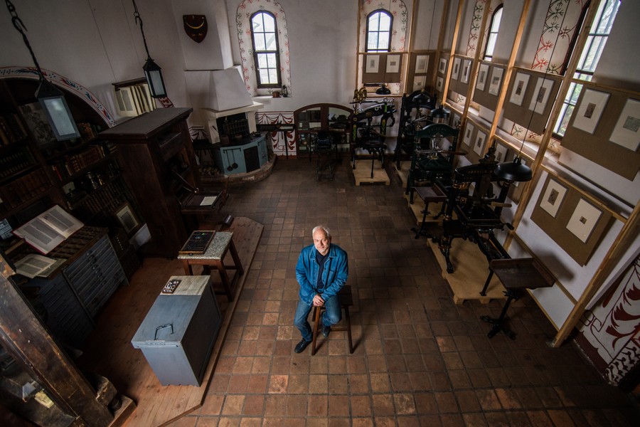 Laureat tegorocznej nagrody Dariusz Subocz w prowadzonym przez siebie Muzeum Piśmiennictwa i Drukarstwa w Grębocinie (powiat toruński), fot. Łukasz Piecyk