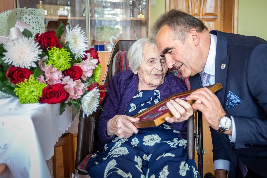 Przewodniczący sejmiku Ryszard Bober wręczył Eugenii Drobnickiej medal Unitas Durat, fot. Szymon Zdziebło/tarantoga.pl