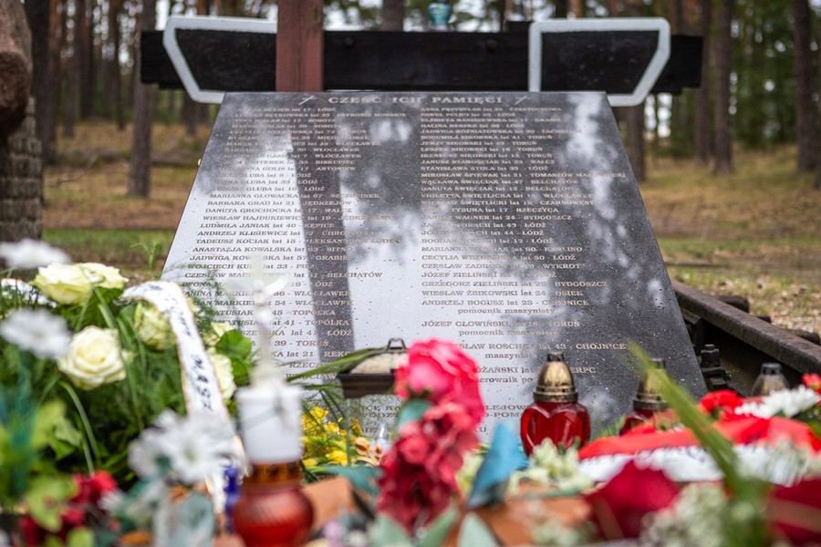 Członek Zarządu Województwa Aneta Jędrzejewska złożyła kwiaty pod pomnikiem upamiętniającym katastrofę, fot. Szymon Zdziebło/tarantoga.pl