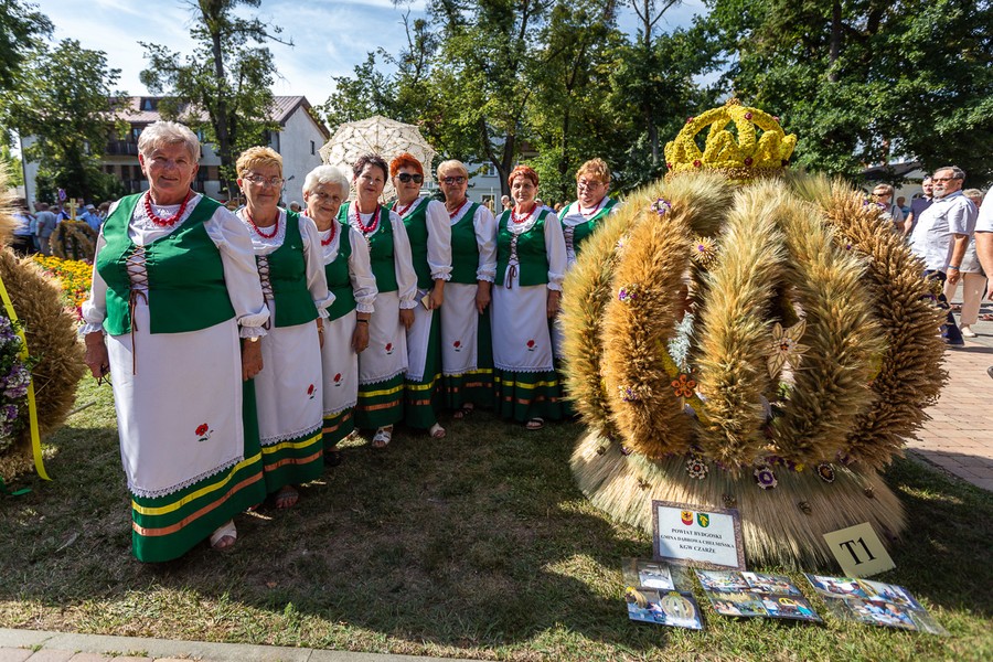Konkurs wieńców dożynkowych w Ciechocinku, fot. Szymon Zdzieblo/tarantoga.pl dla UMWKP