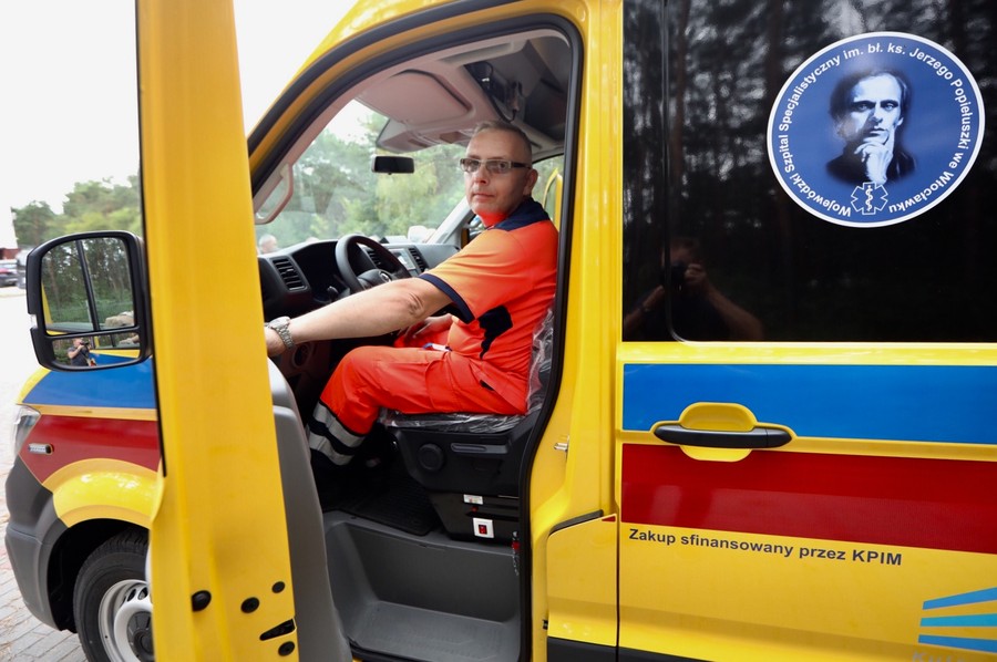 Szpital Popiełuszki, ceremonia przekazania nowych karetek, fot. Andrzej Goiński/UMWKP