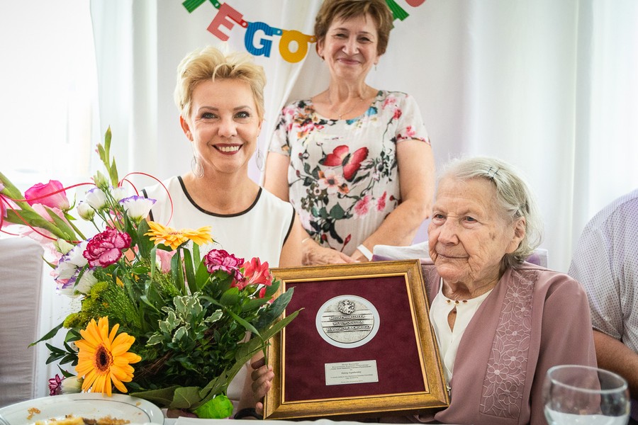 Wręczenie medalu Unitas Durat Helenie Szymborskiej, fot. Szymon Zdziebło/tarantoga.pl