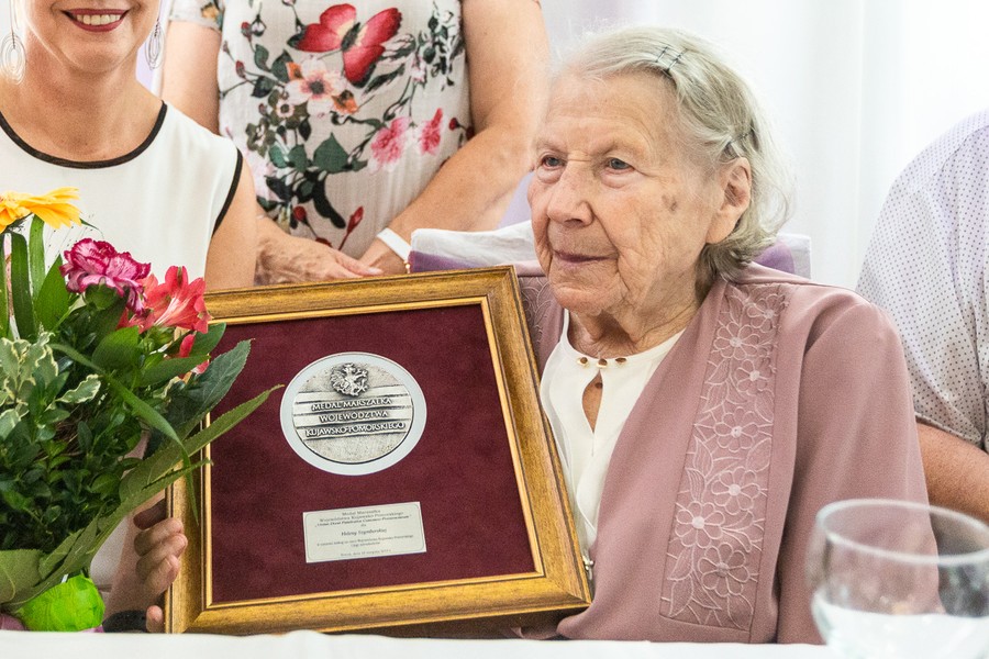 Wręczenie medalu Unitas Durat Helenie Szymborskiej, fot. Szymon Zdziebło/tarantoga.pl