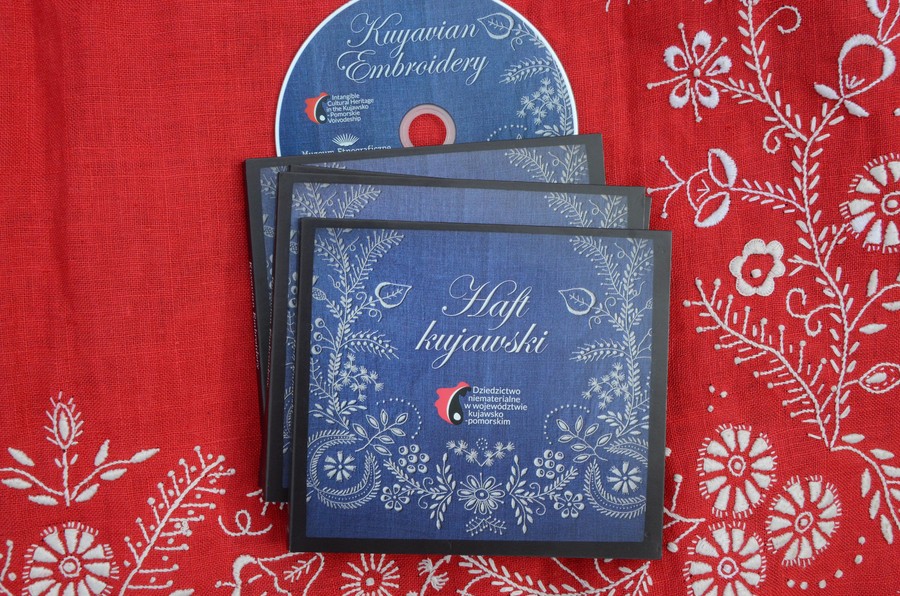 Płyta zawiera materiały multimedialne przybliżające proces powstawania haftu, fot. Muzeum Etnograficzne w Toruniu