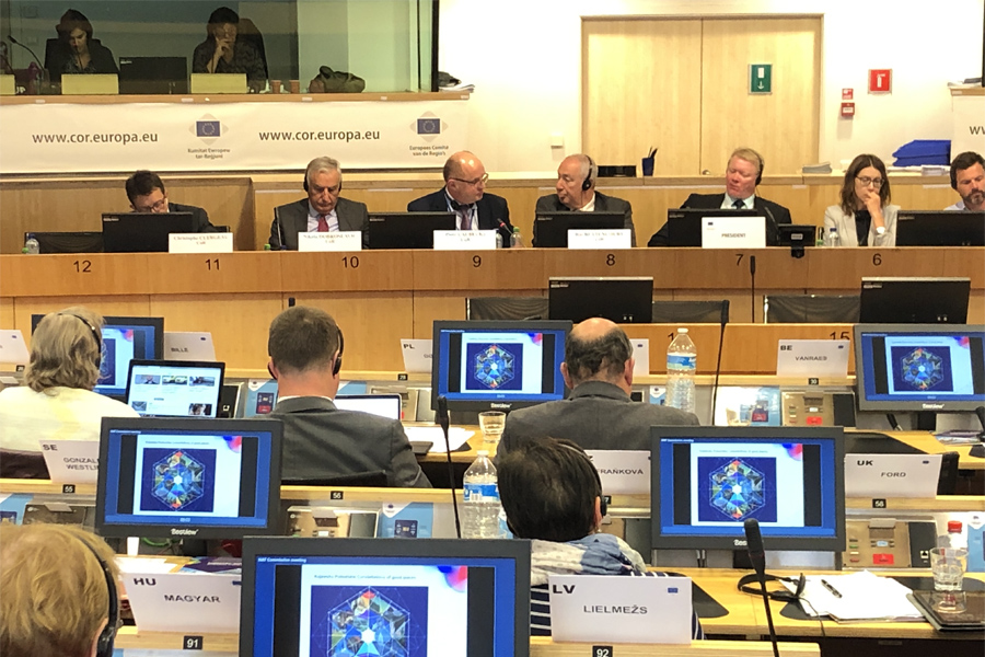 Wystąpienie marszałka Piotra Całbeckiego na posiedzeniu Komisji Zasobów Naturalnych Komitetu Regionów, fot. Mieszko Matusiak/UMWKP