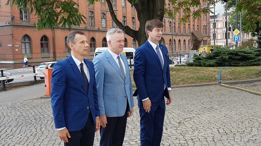 Delegacja składająca kwiaty