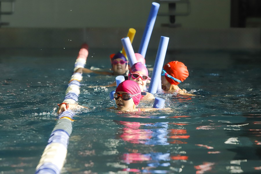 Zajęcia pływackie na basenie Uniwersyteckiego Centrum Sportowego w Toruniu, fot. Mikołaj Kuras