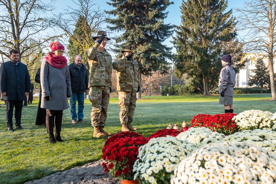 Zapalenie zniczy pod pomnikiem Pamięci Ofiar Zbrodni Pomorskiej 1939, fot. Szymon Zdziebło/tarantoga.pl