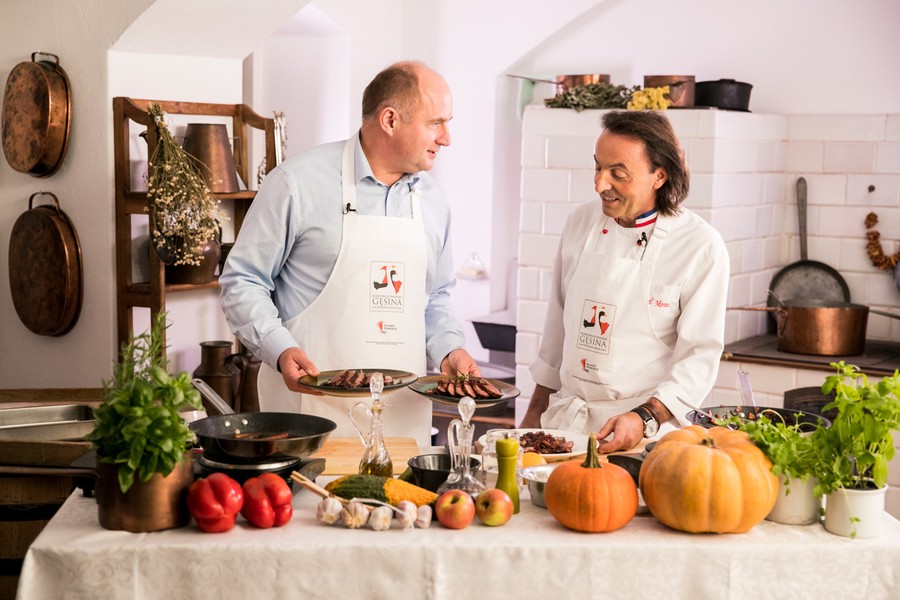 Spoty filmowe z przygotowania potraw z gęsiny z udziałem marszałka Piotra Całbeckiego i Michela Morana nakręcono w odrestaurowanym dworku Orpiszewskich w Kłóbce, fot. Andrzej Goiński