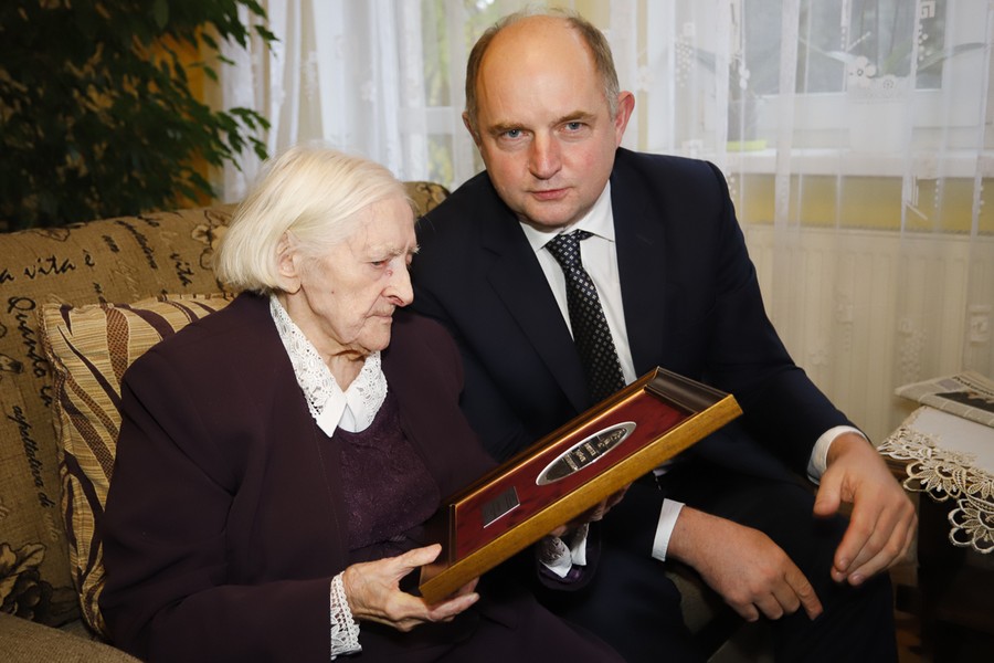 Marszałek Piotr Całbecki spotkał się z stuletnią mieszkanką Grębocina Eufemią Bolinowską, fot. Mikołaj Kuras