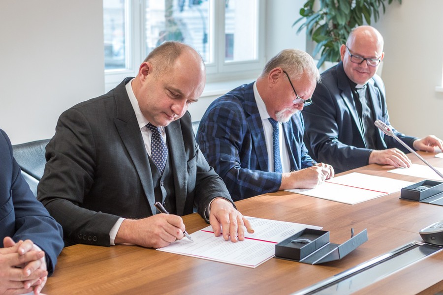 Podpisanie listu intencyjnego w sprawie działalności pracowni „Laboratorium Jana Pawła II”, fot. Szymon Zdziebło/tarantoga.pl