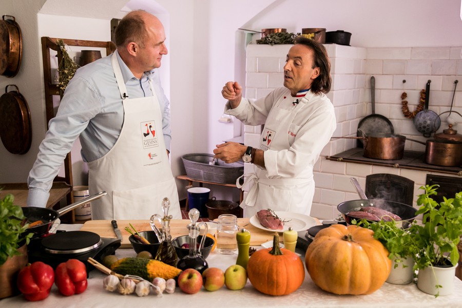 Marszałek Piotr Całbecki i Michel Moran podczas wspólnego przygotowywania potraw z gęsiny. Film nakręcono w odrestaurowanym dworze Orpiszewskich w Kłóbce, fot. Andrzej Goiński