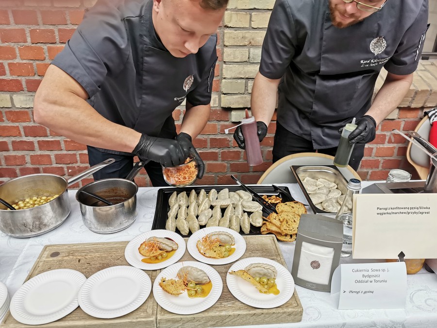 Pierwsze miesjce w kategorii restauracje hotelowe w konkursie Najlepszy Produkt Spożywczy Pomorza i Kujaw jury przyznało pierogom z gesiną przygotowanym przez Restaurację Sowa, fot. UMWK-P