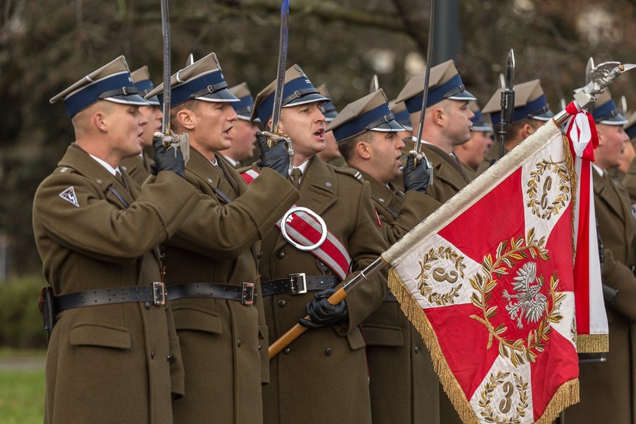 Złożenie kwiatów pod pomnikiem artylerzysty, fot. Szymon Zdziebło/tarantoga.pl