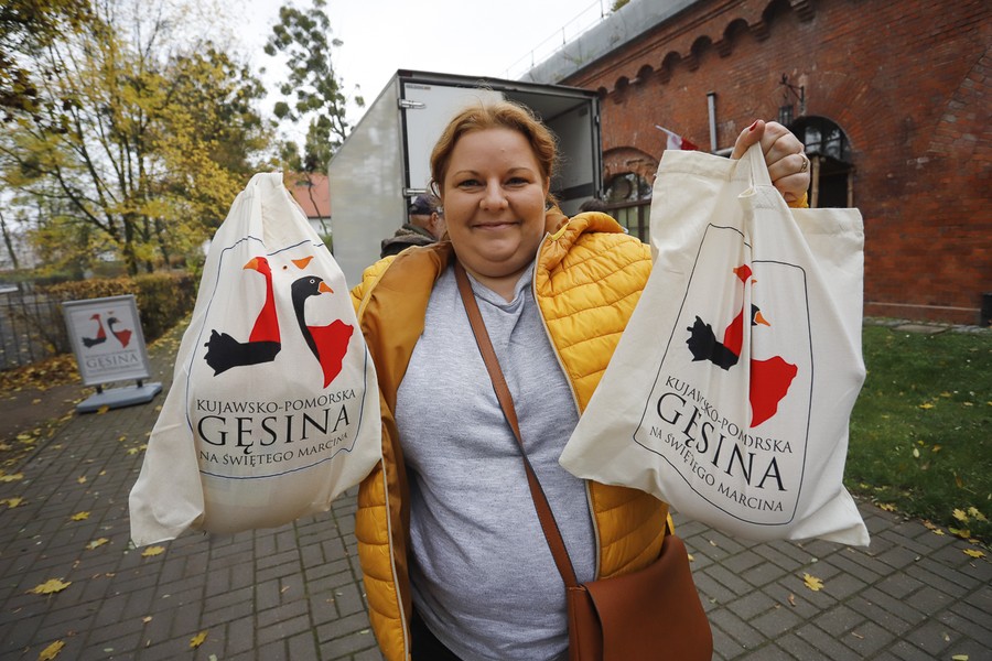 Akcja rozdawania gęsich tuszek zwycięzcom konkursów w Toruniu, fot. Mikołaj Kuras