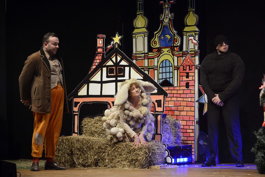 Spektakl "Gra warta piernika, czyli Maurycy i kolędnicy", fot. Wojtek Szabelski