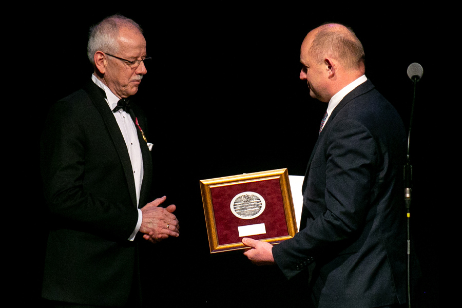 Prof. Janusz Kowalewski oraz marszałek Piotr Całbeckina gali jubileuszowej CO, fot. Filip Kowalkowski dla UMWKP