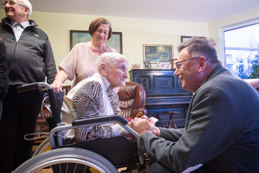 Wicemarszałek Zbigniew Ostrowski odwiedził Eleonorę Łodygowską z Bydgoszczy, fot. Filip Kowalkowski