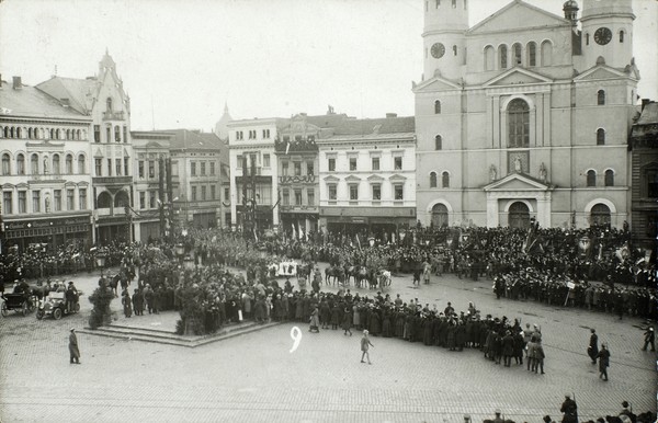 Wkroczenie Wojsk Polskich na Rynek w Bydgoszczy - 1920 r.; źródło Muzeum Wojsk Lądowych w Bydgoszczy Wkroczenie Wojsk Polskich na Rynek w Bydgoszczy - 1920 r.; źródło Muzeum Wojsk Lądowych w Bydgoszczy
