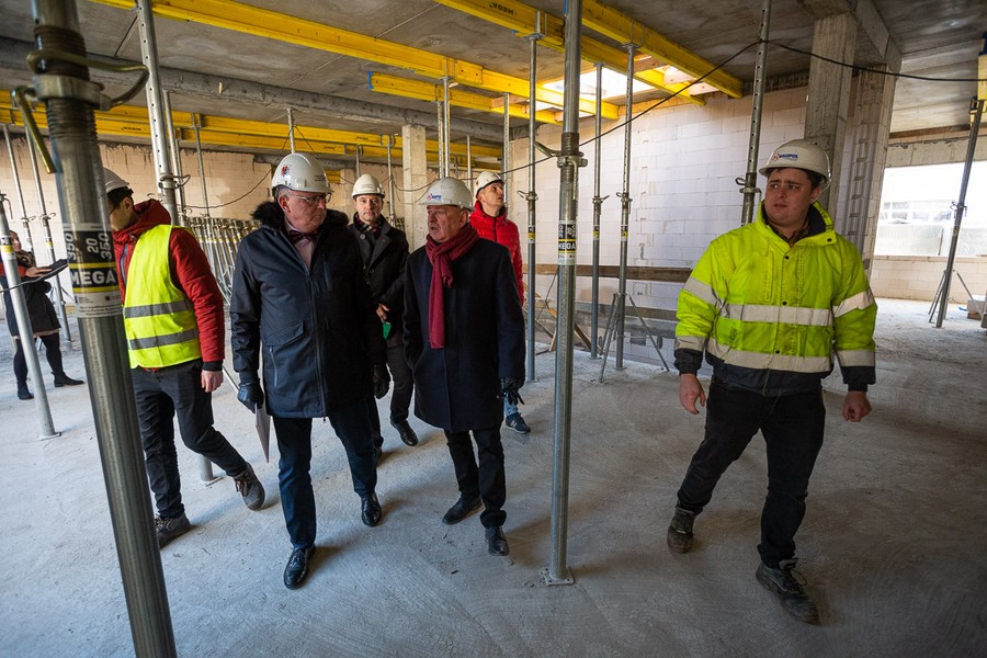 Wicemarszałek Zbigniew Ostrowski wizytuje inwestycję w „Maczku”, fot. Filip Kowalkowski dla UMWKP