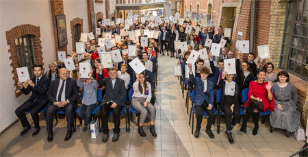 Z marszałkowskich stypendiów skorzysta w tym roku blisko dwa tysiące uczniów, fot. Szymon Zdziebło www.tarantoga.pl
