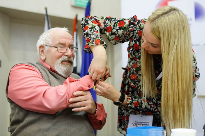 W marcu wręczyliśmy seniorom z regionu 155 bransoletek życia, fot. Mikołaj Kuras