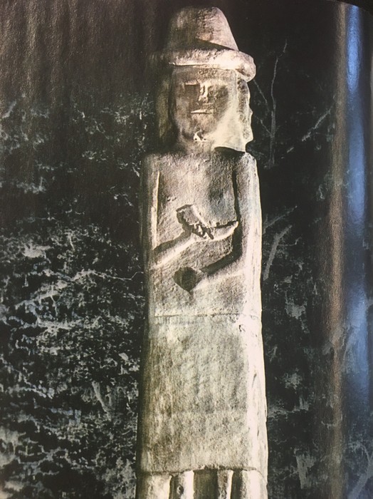 kamienny posąg Światowida