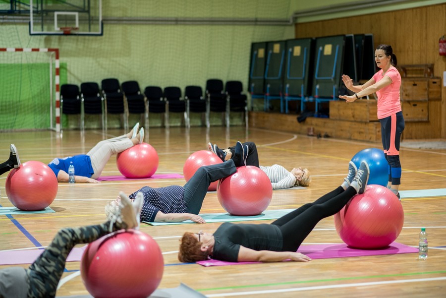 W ramach programu zapobiegania upadkom seniorzy wzięli udział w specjalnie dobranych zajęciach fizycznych, fot. Łukasz Piecyk