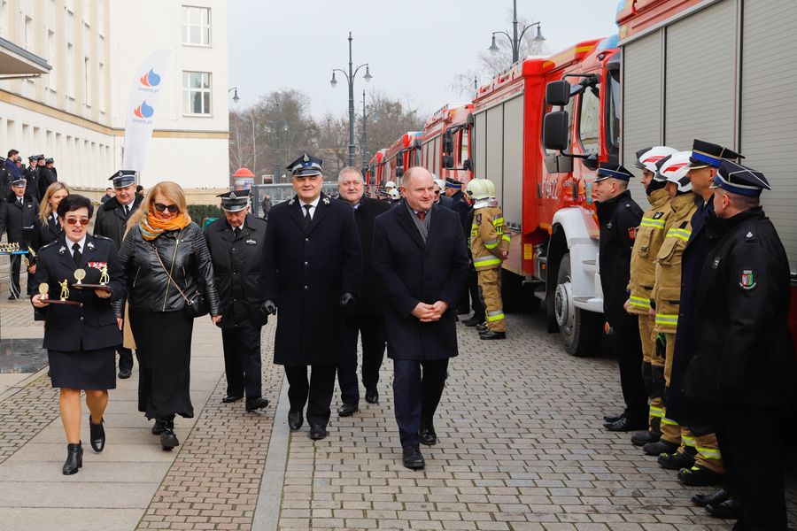 Uroczystość przekazania wozów ratowniczo-gaśniczych jednostkom Ochotniczych Straży Pożarnych, fot. Mikołaj Kuras dla UMWKP