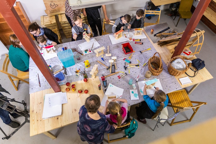 Warsztaty wykonywania karmników w Kawiarence Naprawczej, fot. Szymon Zdziebło/tarantoga.pl