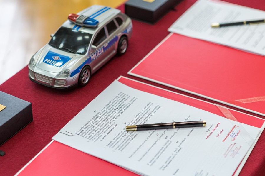 Podpisanie umowy z policją, fot. Szymon Zdziebło/tarantoga.pl