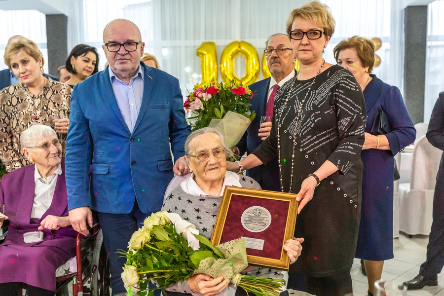 Spotkanie wiceprzewodniczącej sejmiku Agnieszki Kłopotek ze stuletnią Marianną Karaszewską, fot. Szymon Zdziebło www.tarantoga.pl