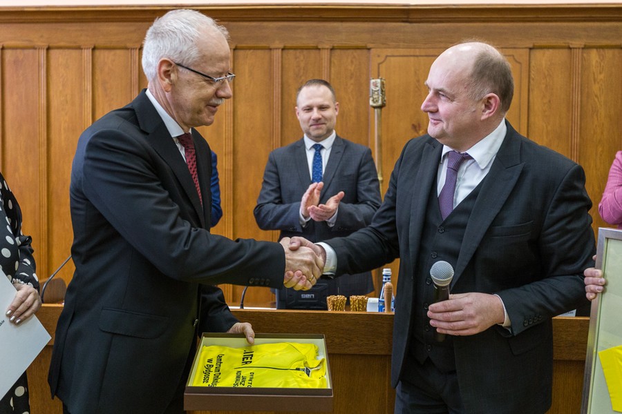 Gratulacje dla prof. Janusza Kowalewskiego, fot. Szymon zdziebło/tarantoga.pl