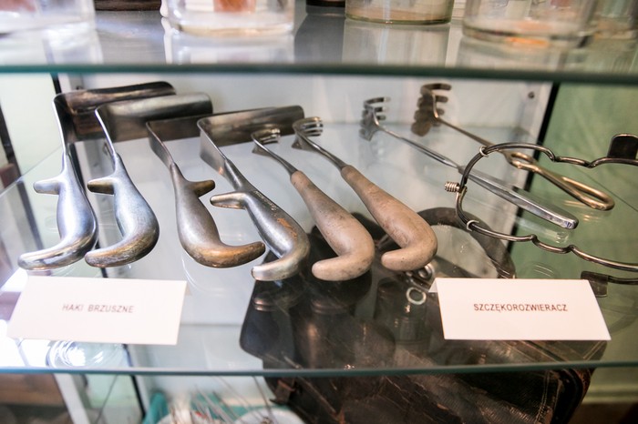 Przy pomocy takich prymitywnych narzędzi (dziś w zbiorach Muzeum Ziemi Chełmińskiej) Rydygier dokonywał swoich pionierskich operacji, fot. Andrzej Goiński 