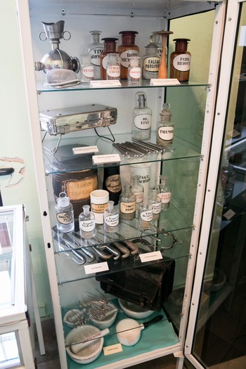 Przy pomocy takich prymitywnych narzędzi (dziś w zbiorach Muzeum Ziemi Chełmińskiej) Rydygier dokonywał swoich pionierskich operacji, fot. Andrzej Goiński 