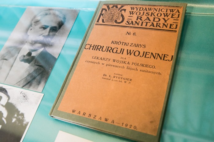 Podręcznik dla chirurgów wojskowych, wydany przez Rydygiera w 1920 roku. Ze zbiorów Muzeum Ziemi Chełmińskiej, fot. Andrzej Goiński 