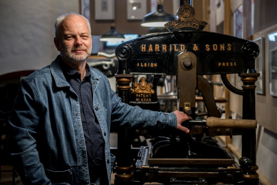 Laureat ubiegłorocznej nagrody Hereditas Seaculorum Dariusz Subocz w prowadzonym przez siebie Muzeum Piśmiennictwa i Drukarstwa w Grębocinie (powiat toruński), fot. Łukasz Piecyk