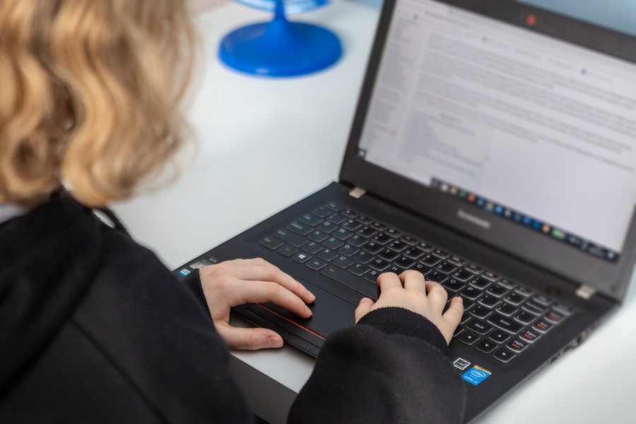 Uczniowie mogą korzystać z platform edukacyjnych i zajęć w ramach e-szkoły, fot. Szymon Zdziebło/ tarantoga.pl