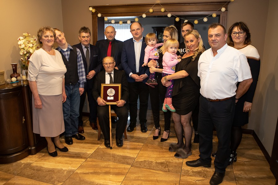 Spotkanie marszałka Piotra Całbeckiego ze stuletnim Tadeuszem Śliwą, fot. Mikołaj Kuras