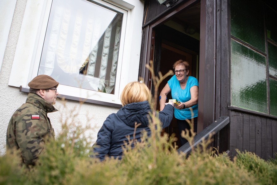 Rozwożenie paczek dla seniorów z Górzna, którzy pozostają w domu, fot. Mikołaj Kuras dla UMWKP