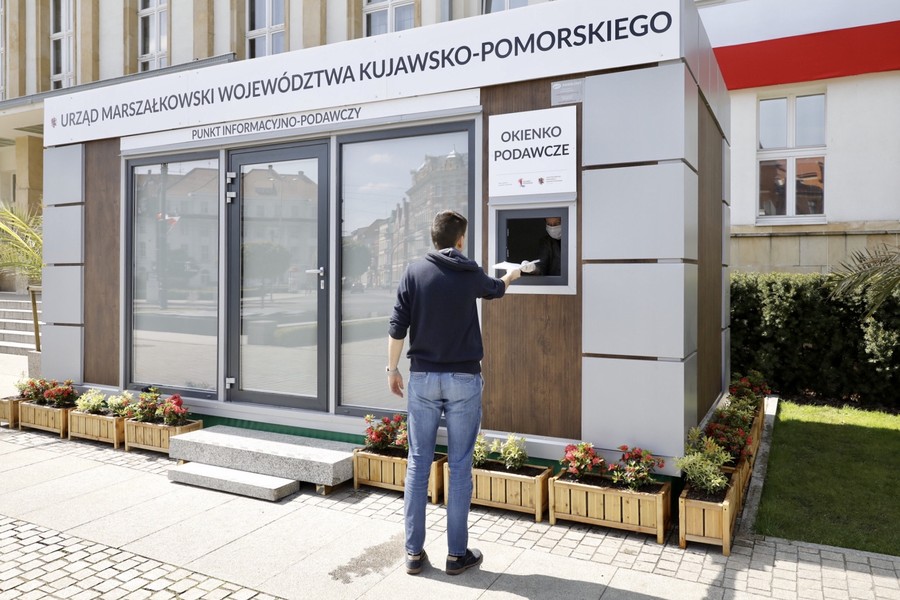 Punkt informacyjno-podawczy przed Urzędem Marszałkowskim, fot. Andrzej Goiński dla UMWKP