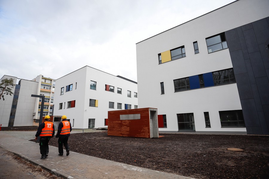 Mimo trudności związanych z epidemią na Bielanach trwają prace wykończeniowe, fot. Mikołaj Kuras dla UMWKP