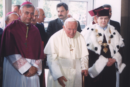 Jan Paweł II w towarzystwie bpa Andrzeja Suskiego przybywa na spotkanie ze światem nauki polskiej w kampusie Uniwersytetu Mikołaja Kopernika, 7 czerwca 1999 r., fot. Tomasz Korzeniowski/arch. UMK