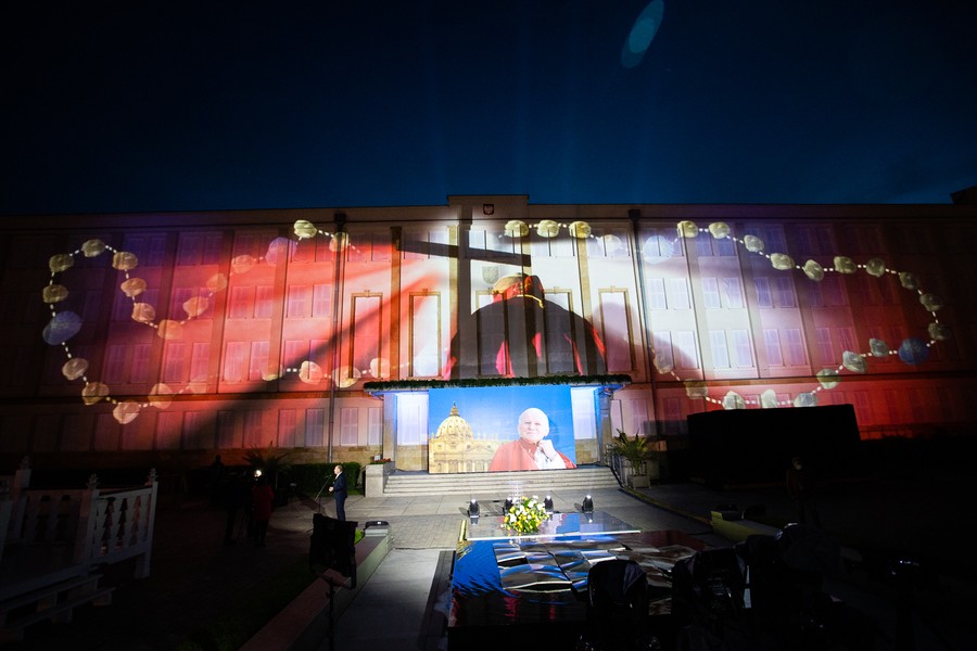 Uroczystości setnej rocznicy urodzin św. Jana Pawła II w Toruniu, fot. Mikołaj Kuras dla UMWKP