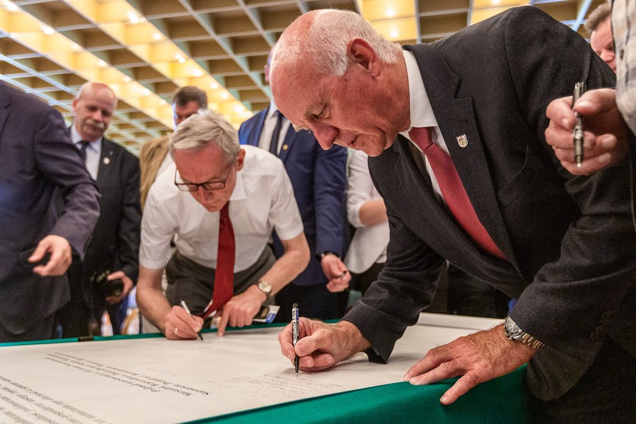 Podczas ubiegłorocznego VII Kujawsko-Pomorskiego Forum Samorządowego w Przysieku samorządowcy przyjęli wspólne stanowisko w sprawie wzmocnienia samorządów lokalnych, fot. Szymon Zdziebło www.tranatoga.pl