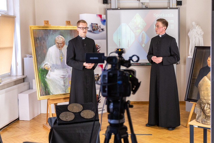 W setną rocznicę urodzin świętego Jana Pawła II odbyły się warsztaty i katechezy online, fot. Szymon Zdziebło tarantoga.pl dla UMWKP