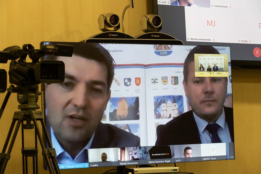Wideokonferencja marszałka Piotra Całbeckiego i członek zarządu województwa Anety Jędrzejewskiej z prezesami ośmiu Lokalnych Grup Działania w naszym regionie, fot. Mikołaj Kuras dla UMWKP