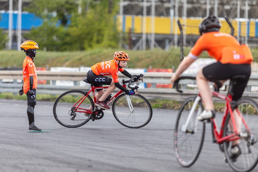 Trening toruńskiej szkółki kolarskiej, fot. Szymon Zdziebło/www.tarantoga.pl dla UMWKP