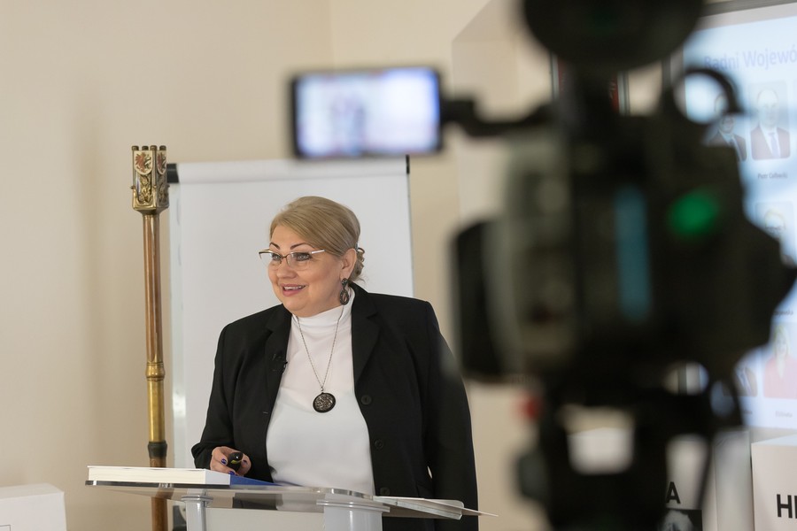 Lekcję o samorządności poprowadziła przewodnicząca sejmiku województwa Elżbieta Piniewska, fot. Mikołaj Kuras dla UMWKP